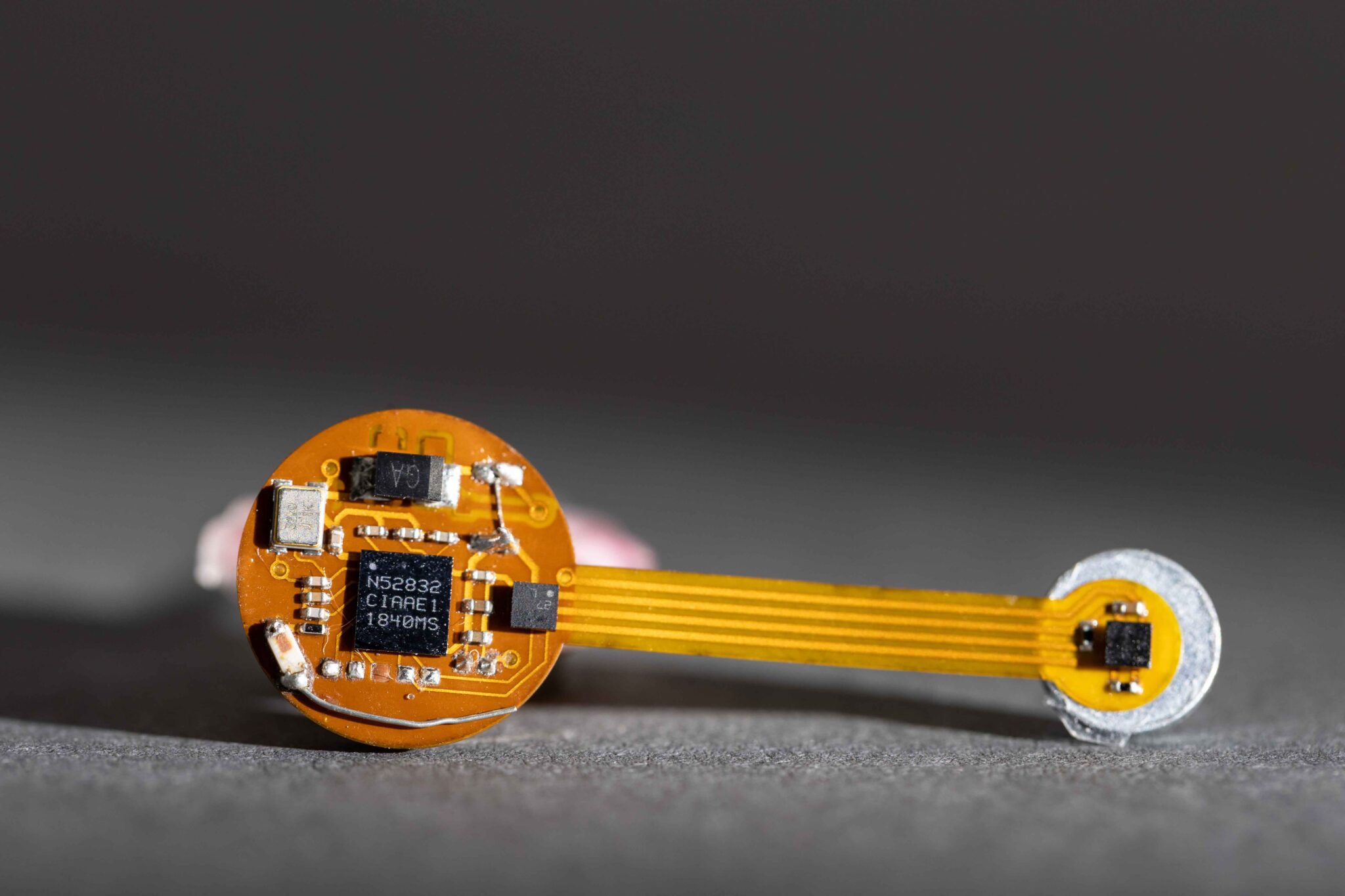 Prototipo dell'orecchino termico smart progettato dal team di ricercatori di Washington (credits: Raymond Smith/University of Washington)